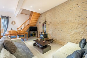 TV, fireplace