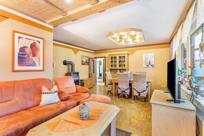 Televisión, chimenea y estéreo 