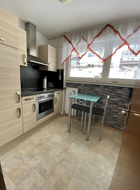 Køleskab, ovn, kogeplade, opvaskemaskine