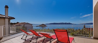 Apartment Mediera sea view 2 by Villas Guide