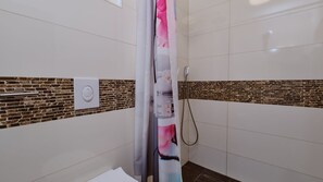 Dusche, Haartrockner, Handtücher