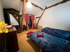 3 bedrooms, iron/ironing board, WiFi, bed sheets