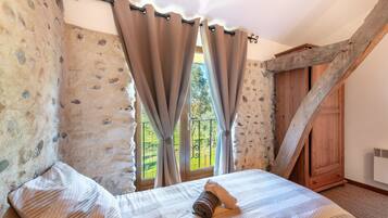 3 bedrooms, iron/ironing board, WiFi, bed sheets