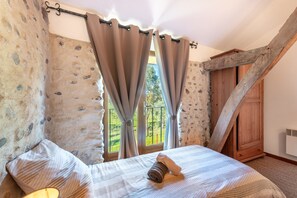 3 bedrooms, iron/ironing board, WiFi, bed sheets - Holiday Home 'Tomettes' with Mountain View, Wi-Fi and Air Conditioning (Peyraube)