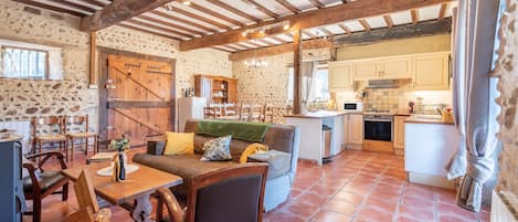 Televisión y chimenea