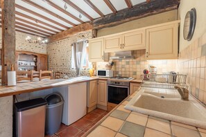 Fridge, microwave, oven, stovetop - Holiday Home 'Tomettes' with Mountain View, Wi-Fi and Air Conditioning (Peyraube)