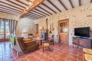 Una televisión, una chimenea