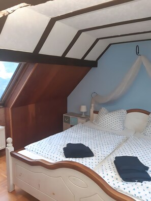 Planxa i posts de planxar, wifi i roba de llit