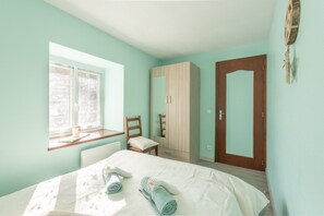 2 bedrooms, iron/ironing board, WiFi