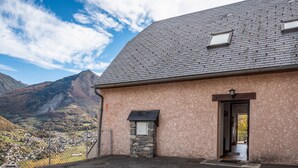 A building with a stone facade, a door, and a small window. - Gary Loup Holiday Home: Mountain View, Private Terrace, Wi-Fi (sazos)