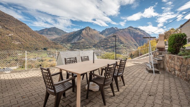A patio with a table and chairs, overlooking a mountainous landscape. - Gary Loup Holiday Home: Mountain View, Private Terrace, Wi-Fi (sazos)