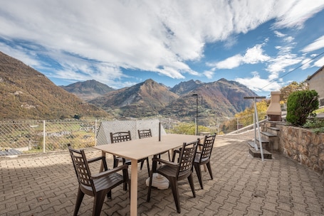 屋外ダイニングエリア. Holiday Home 'Gary Loup' with Mountain View, Private Terrace and Wi-Fi
