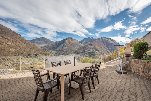 Gary Loup Holiday Home: Mountain View, Private Terrace, Wi-Fi