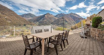 Gary Loup Holiday Home: Mountain View, Private Terrace, Wi-Fi