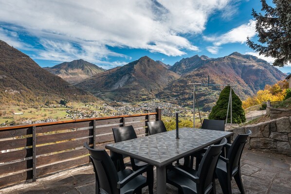 Outdoor dining - Holiday Home 'Gary Luz' with Mountain View, Private Terrace and Wi-Fi (sazos)