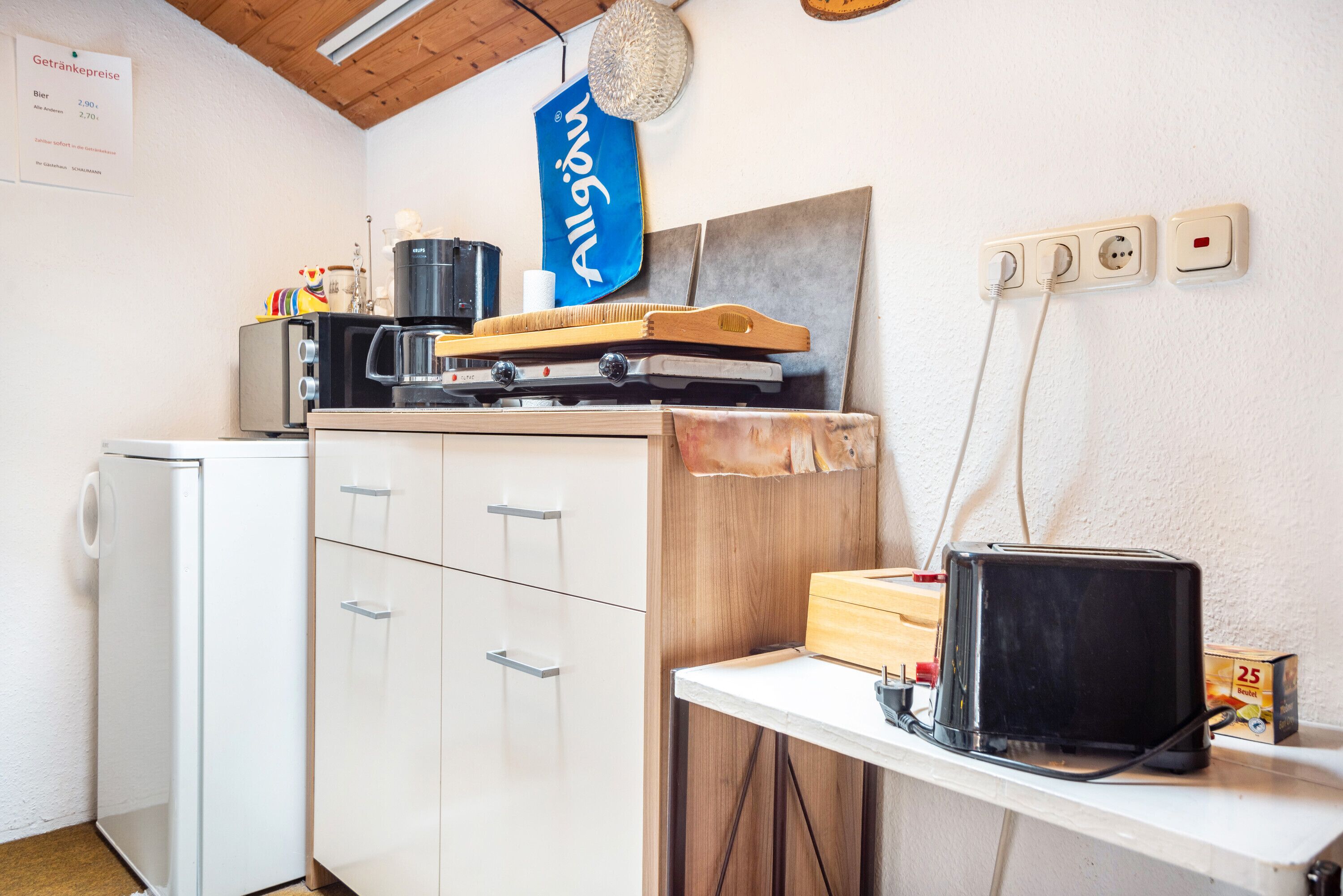 Frigorífico, microondas, placa de cocina y cafetera o tetera