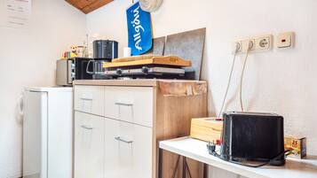 Réfrigérateur, micro-ondes, plaque de cuisson, cafetiÚre/bouilloire