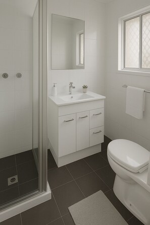 Regadera, secadora de cabello, toallas, jabón