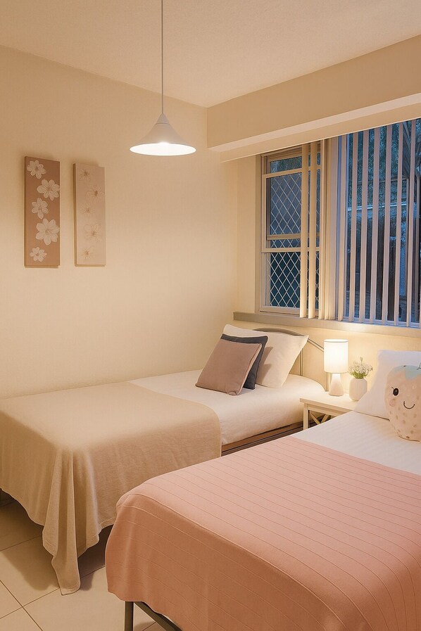 2 habitaciones, tabla de planchar con plancha y ropa de cama