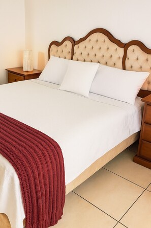 2 habitaciones, tabla de planchar con plancha y ropa de cama 