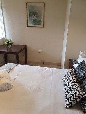 2 habitaciones, tabla de planchar con plancha y ropa de cama