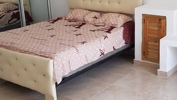 1 chambre, coffres-forts dans les chambres, bureau, Wi-Fi gratuit