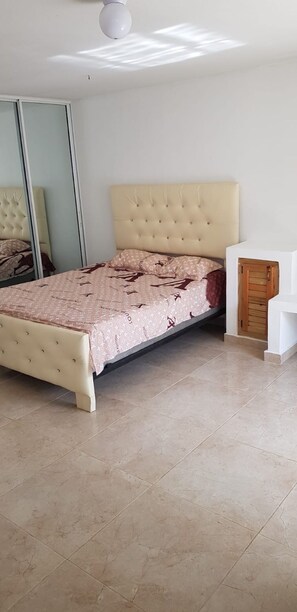 1 habitación, caja de seguridad en la habitación y escritorio 