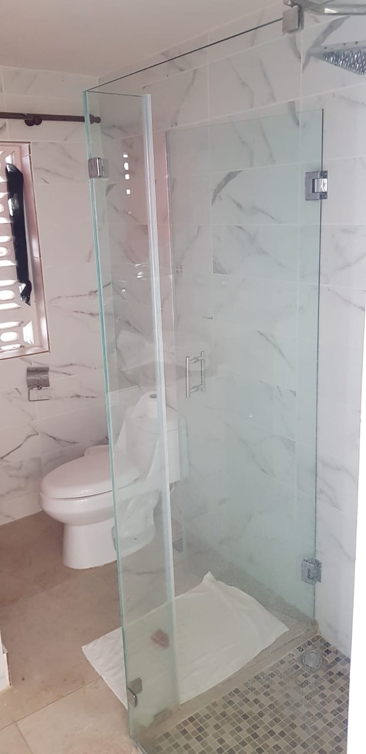 Douche, sèche-cheveux, serviettes fournies, savon