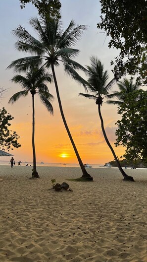 Beach nearby, sun loungers, beach towels