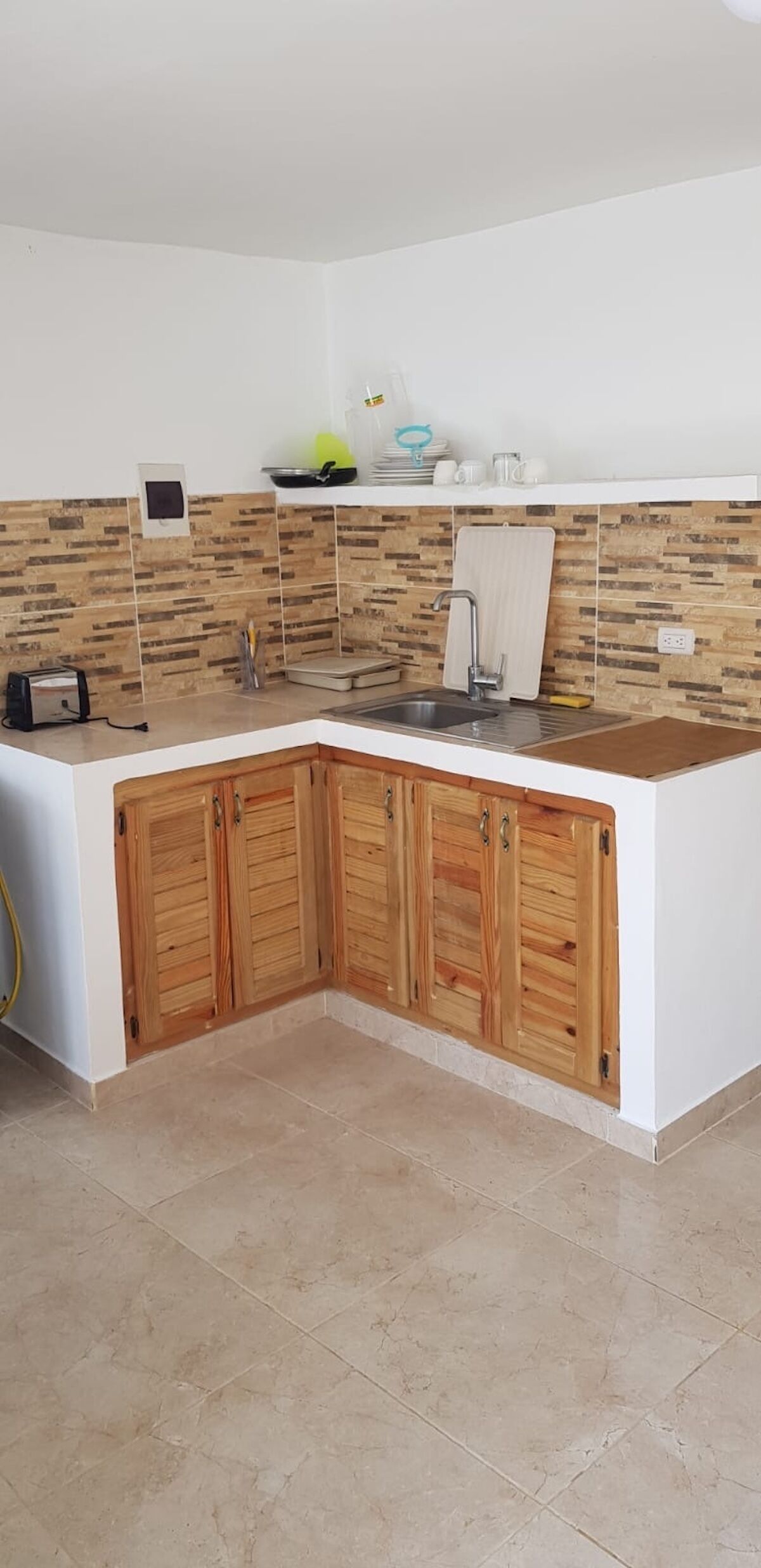 Kühlschrank, Mikrowelle, Herdplatte, Wasserkocher