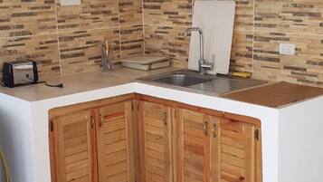 Jääkaappi, mikroaaltouuni, liesi, vedenkeitin