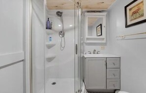 مجففات شعر، مناشف، صابون، ورق حمّام