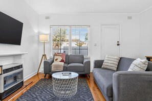 TV - 3 min from beach! | BBQ, Study, 6 Guests (Glenelg East)