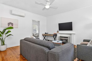 TV - 3 min from beach! | BBQ, Study, 6 Guests (Glenelg East)