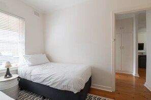 مكتب ومكواة/لوح كي وواي فاي وملاءات أسرّة