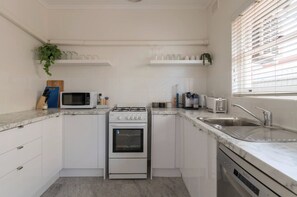 Een koelkast, een magnetron, een oven, een kookplaat