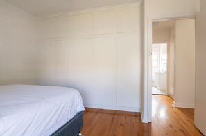 Een bureau, een strijkplank/strijkijzer, wifi, beddengoed