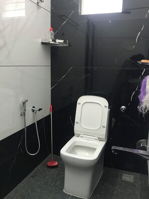 Dusj, håndklær og toalettpapir