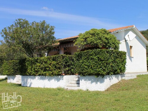 On the ground floor and with an equipped veranda, it consists of a small living room with kitchen co