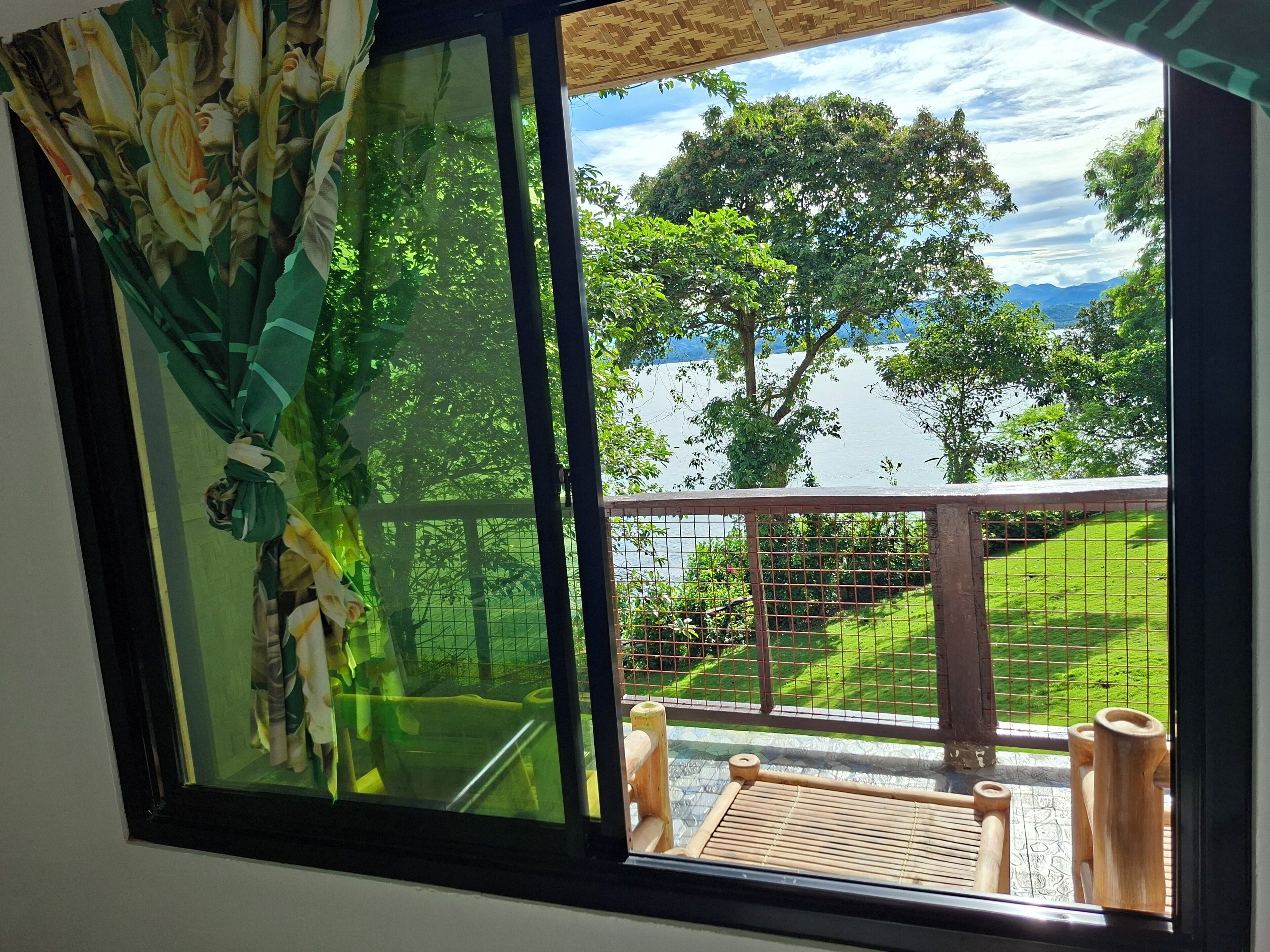 Hypo-allergenic bedding, in-room safe, free WiFi, bed sheets