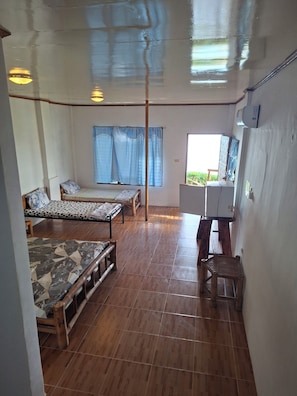 Neljän hengen perhehuone, valtamerinäköala | Allergiatestatut vuodevaatteet, tallelokero huoneessa, ilmainen Wi-Fi