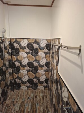 Douche, articles de toilette gratuits, serviettes fournies, savon
