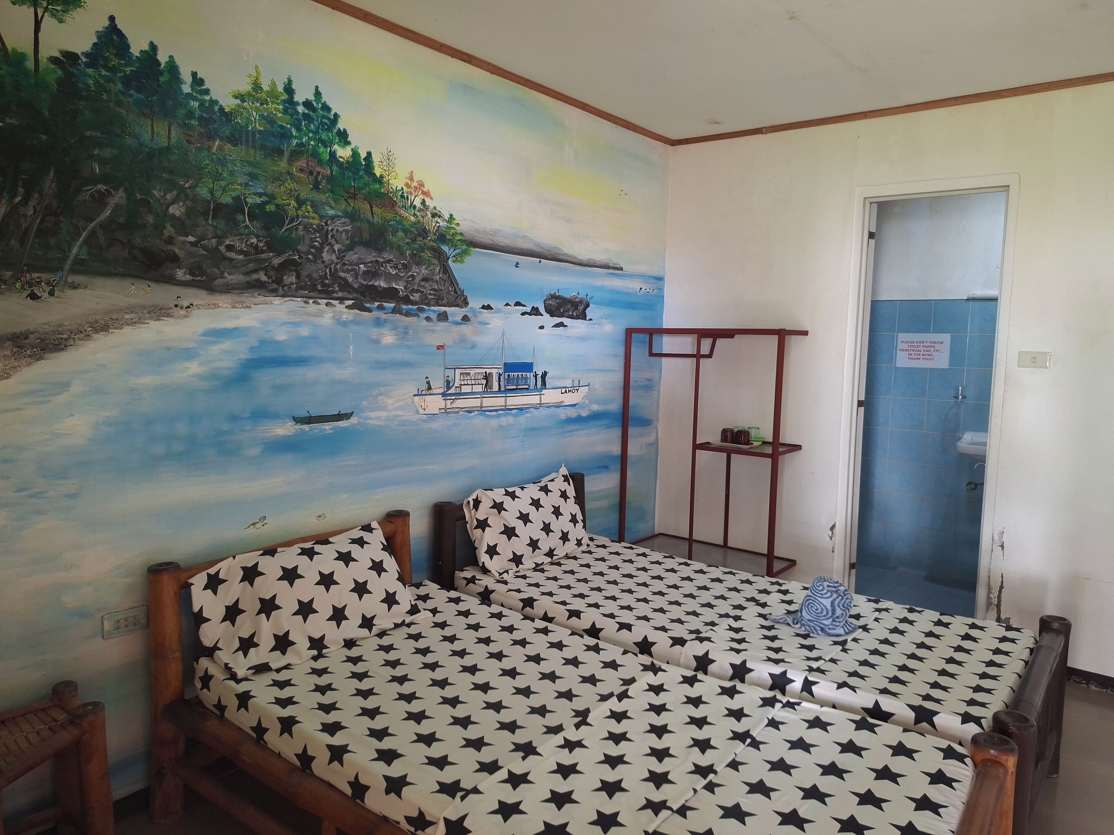 Hypo-allergenic bedding, in-room safe, free WiFi, bed sheets