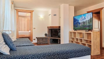 2 bedrooms, iron/ironing board, internet, bed sheets