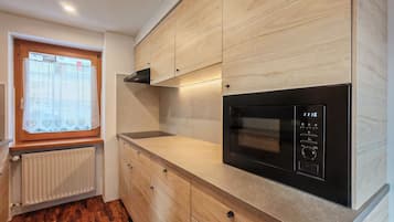 Fridge, stovetop, dishwasher, electric kettle