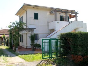 Exterior - On the first floor and with an equipped terrace, it consists of a small living room with kitchen cor (Capoliveri)