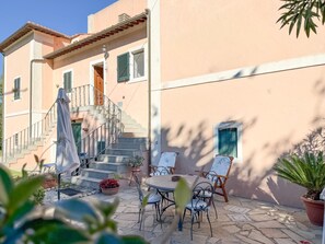 Outdoor dining - Immersed in lush greenery, this lovely flat awaits you inside a historic Elban farmhouse. It is the (Portoferraio)