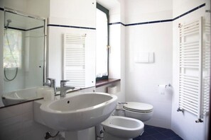 Shower - Immersed in lush greenery, this lovely flat awaits you inside a historic Elban farmhouse. It is the (Portoferraio)
