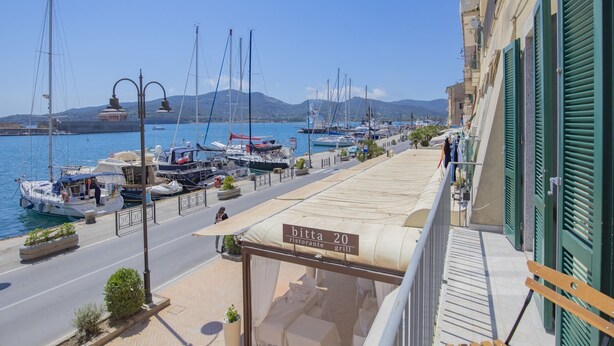 A coastal view with a restaurant named 'bitta 20 ristorante grill' on a balcony overlooking the marina. - Tastefully furnished, it consists of a family room with a double bed and a single bed, a small livin (Portoferraio)
