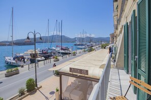 A coastal view with a restaurant named 'bitta 20 ristorante grill' on a balcony overlooking the marina. - Tastefully furnished, it consists of a family room with a double bed and a single bed, a small livin (Portoferraio)